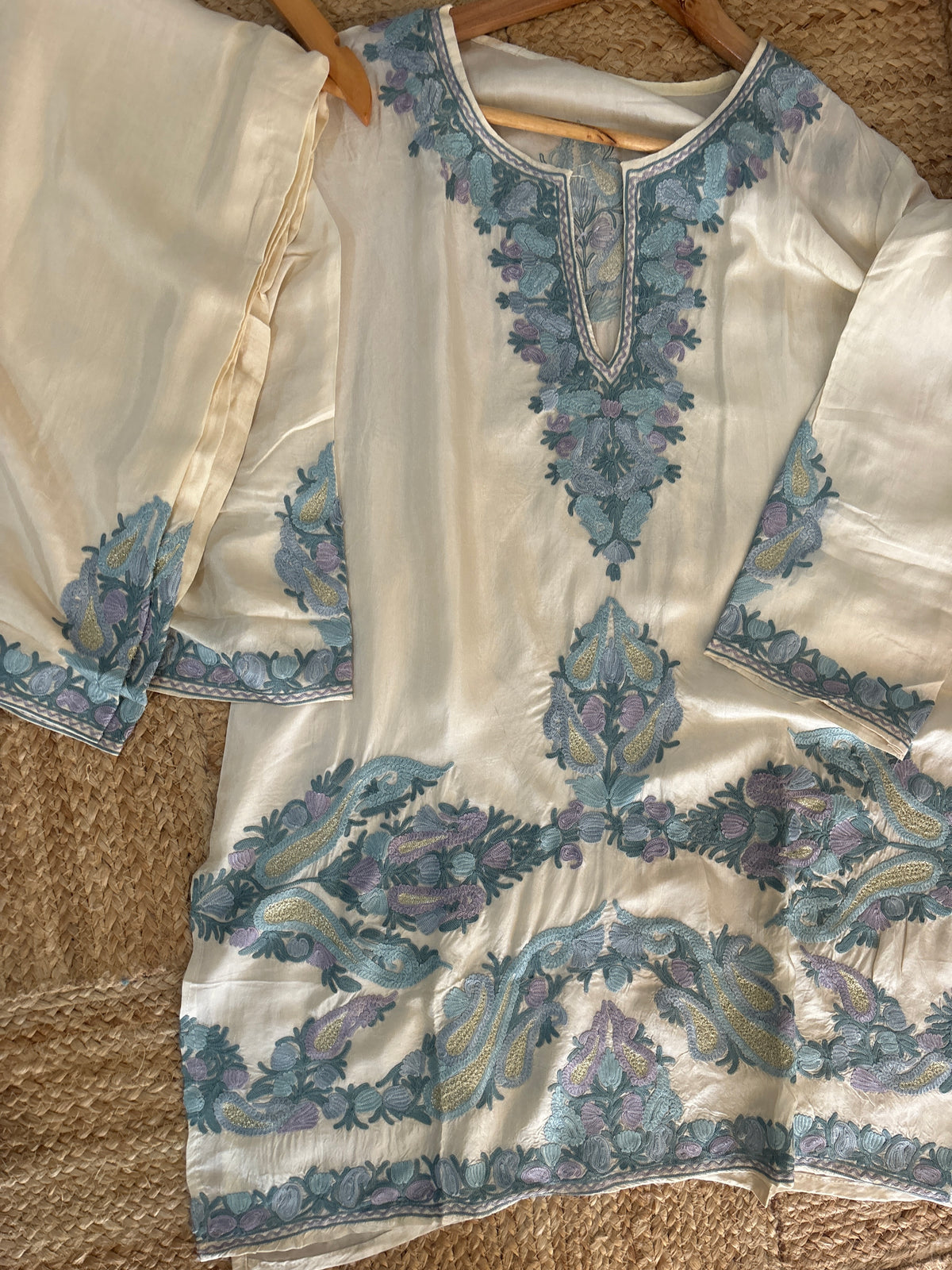 Pamposh White Silk Kurta-Set with Zari Tilla & Blue Aari Embroidery