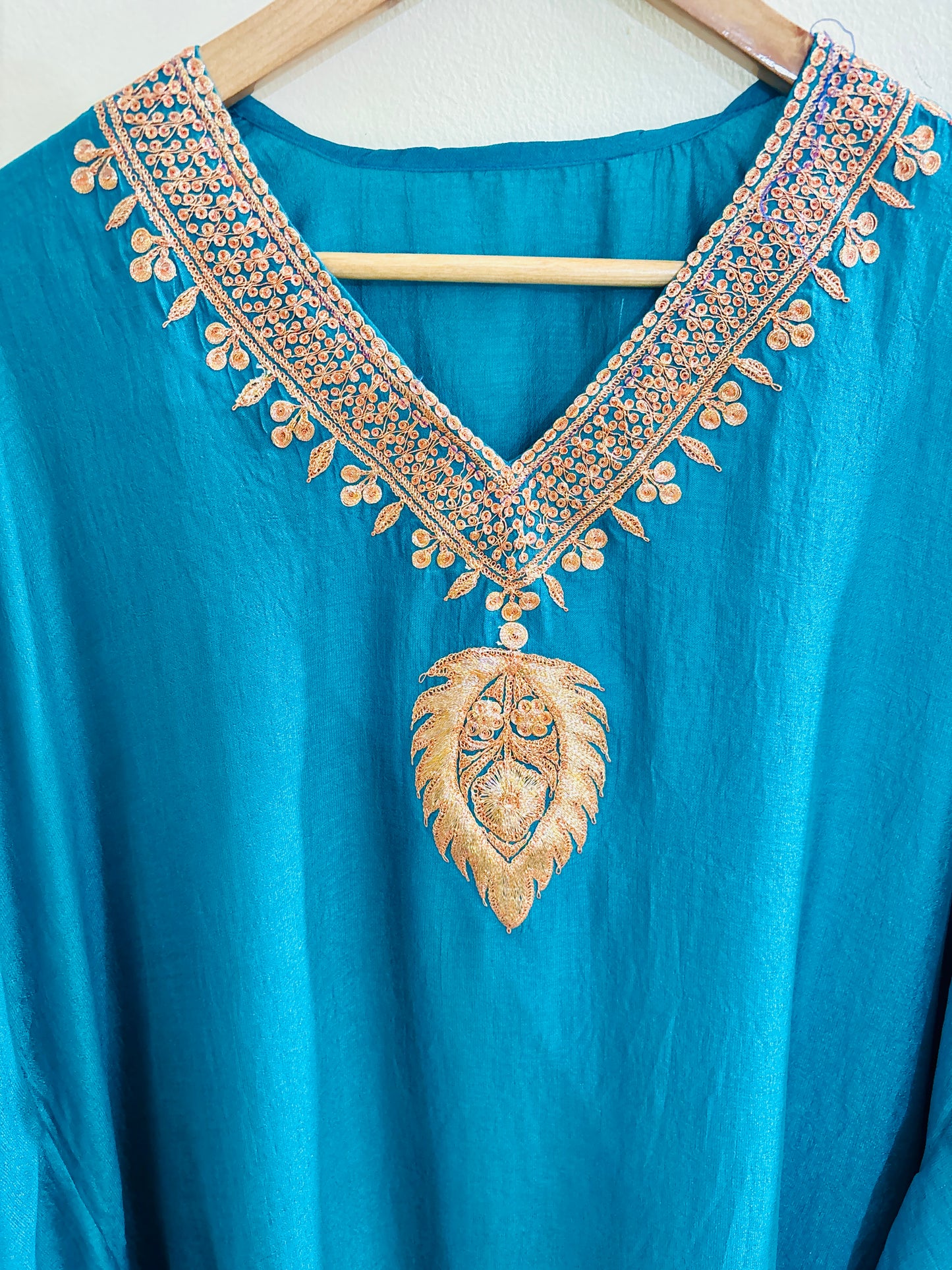 Mahira Royal Ferozi Tilla kaftan