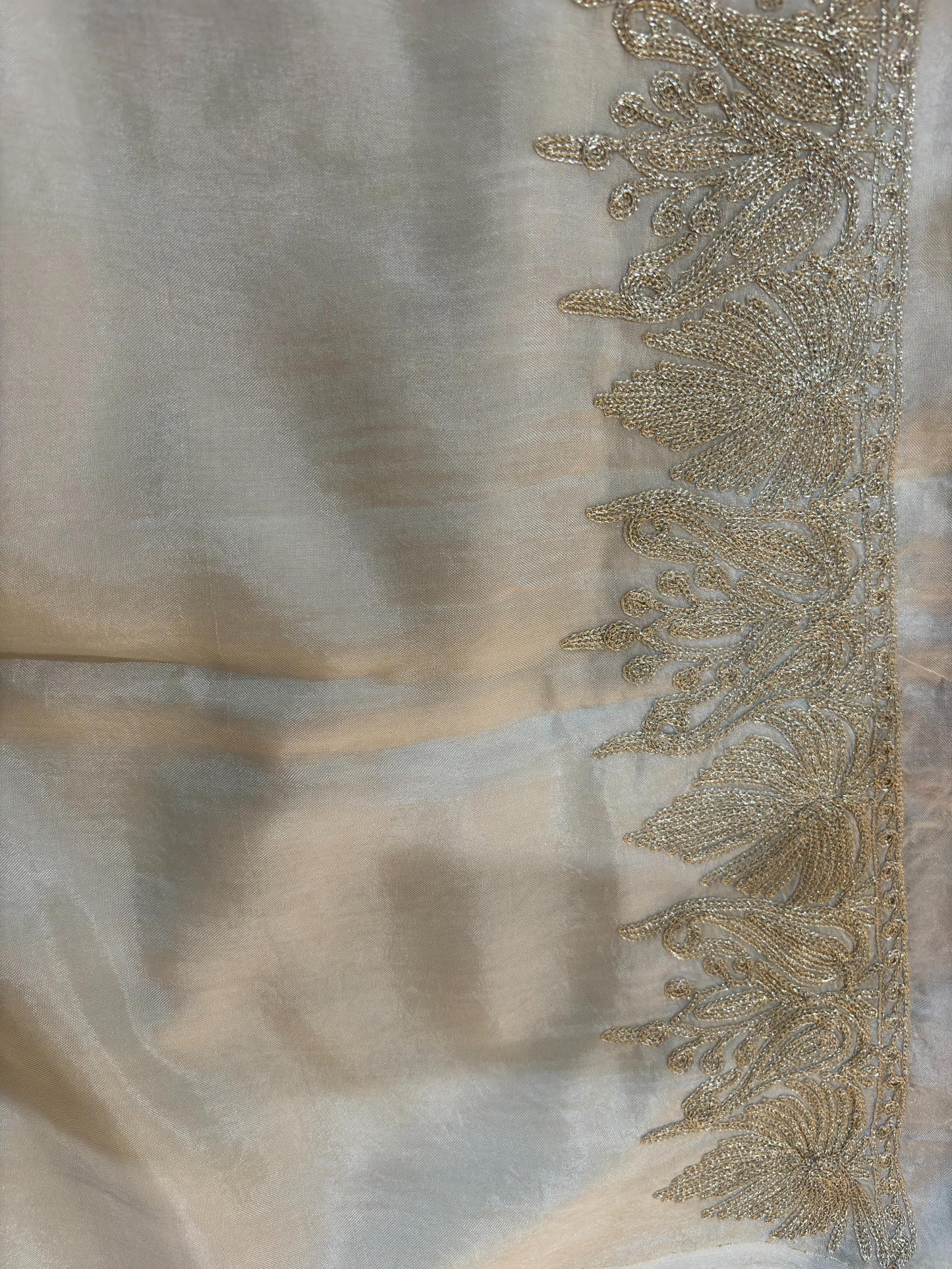 Gulab Zari White Unstitched Suit