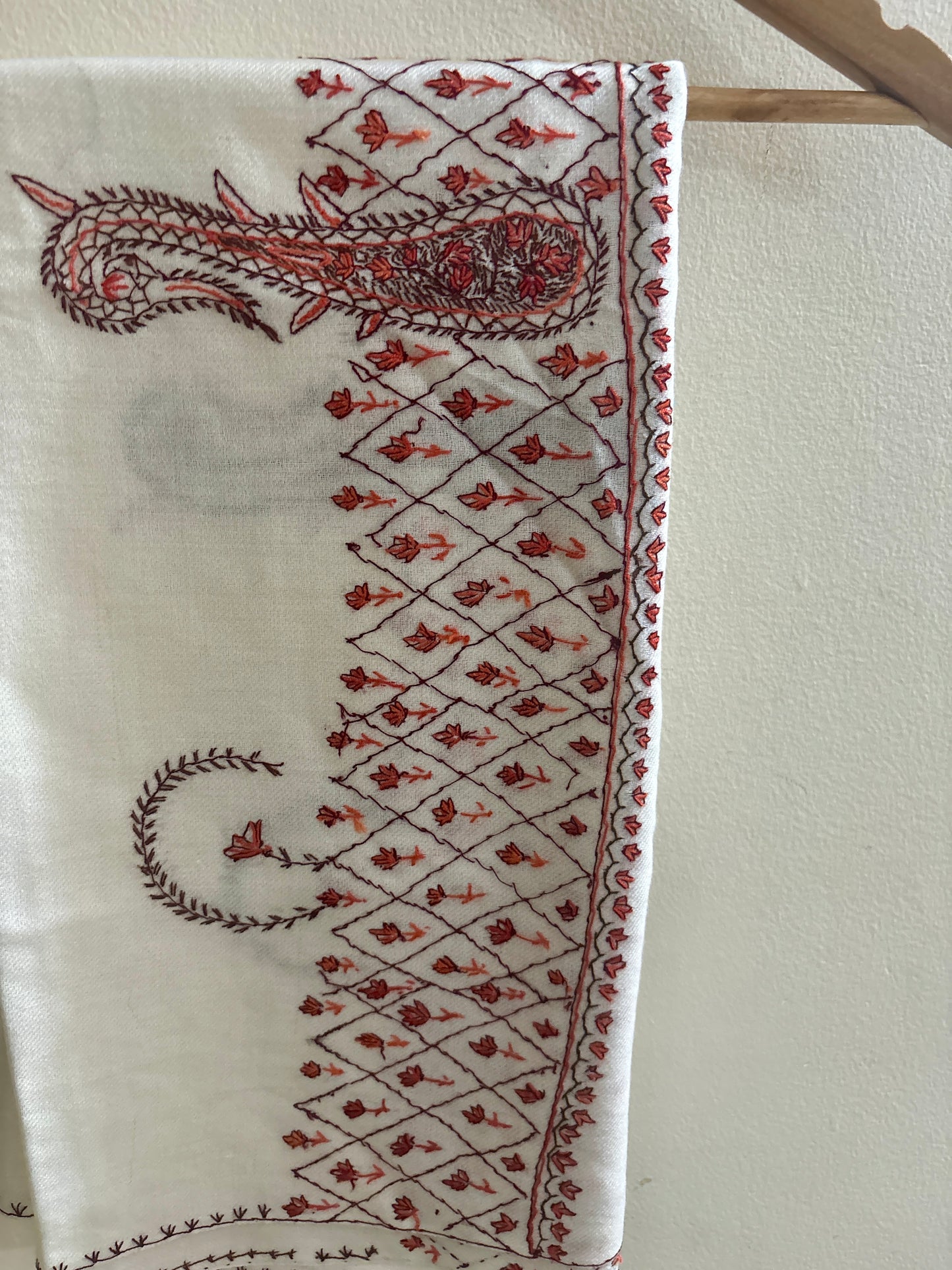 Waadi White Sozni Work Stole